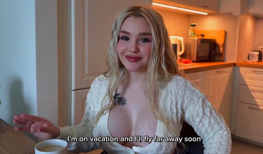 Горячая соседка-блондинка горит желанием получить секс на всю катушку...